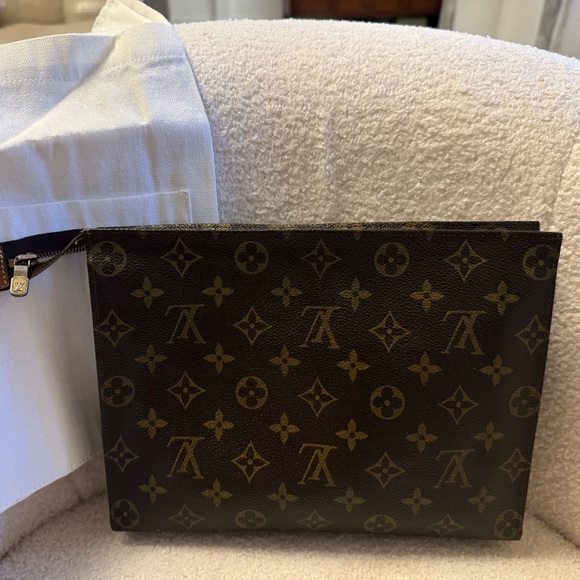 Authentic Louis Vuitton Toiletry Pouch with free Generic Chain - Picture 8 of 8